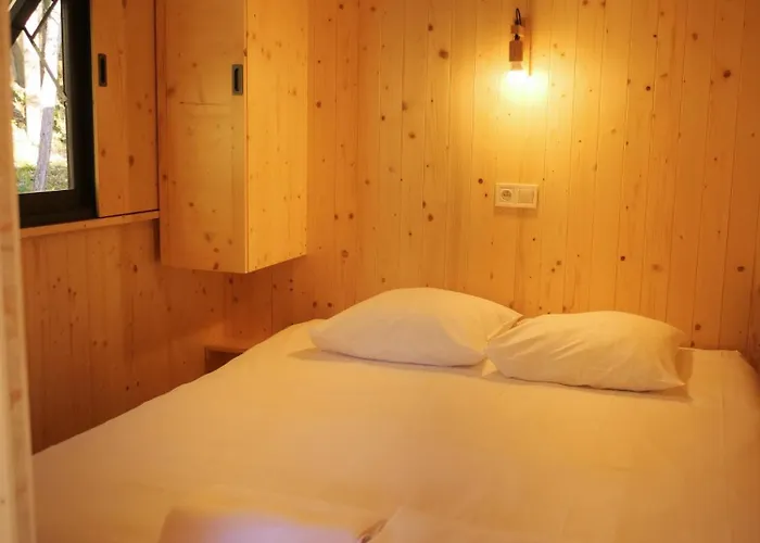 Insolite En Dordogne Vakantiepark Saint-Amand-de-Coly